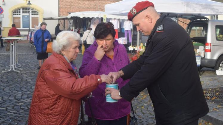 November 2018: Ihren Obolus in die Spendendose von Michael Hensel, Stabsfeldwebel außer Dienst, steckten auch Elsbeth Bartels (l.) und Hannelore Ebert aus Brüel auf dem Sternberger Markt.