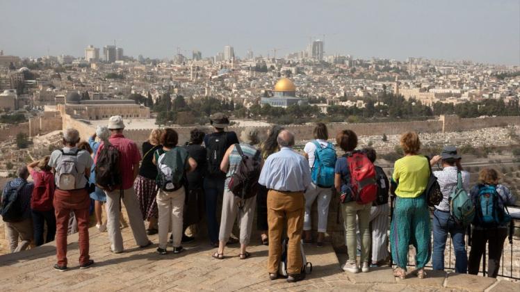 Französische Touristen blicken vom Ölberg in Jerusalem auf das Gelände der Al-Aqsa-Moschee. Israels Regierung hat die Corona-Beschränkungen für Touristen soweit gelockert, dass nun wieder Individualtouristen unter Auflagen in das Land einreisen dürfen.