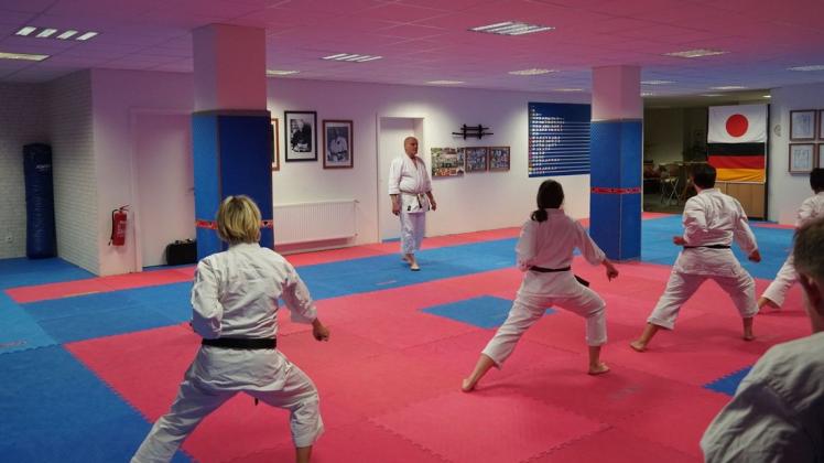 Unter der Aufsicht von Arno Wagner führen die Karate-Schüler in Meppen ihre bis ins kleinste Detail abgestimmte Choreographie aus. Dass dabei keiner gegen den anderen stößt, offenbart die hohe Konzentration, die der Karatesport erfordert.