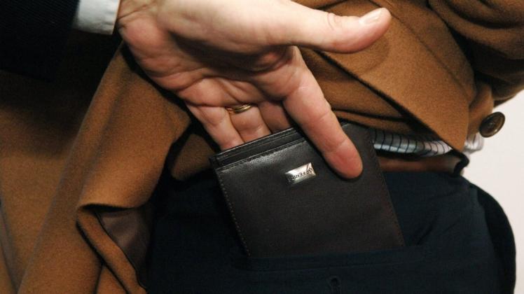 Eine Handtasche, in der sich auch die Geldbörse befindet, solle nie am Einkaufswagen hängen, rät die Polizei.