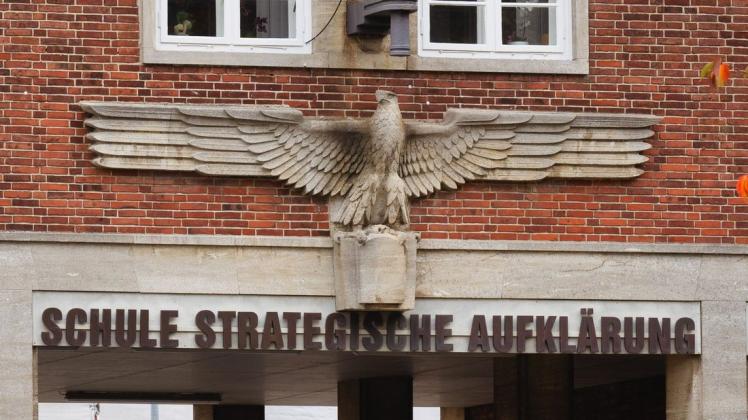 Der Reichsadler thront seit 1939 an der Fassade der Nachrichtenschule an der Mürwiker Straße.