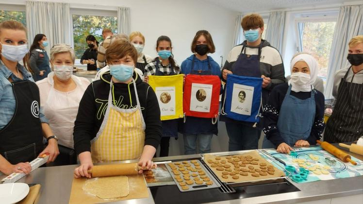 Ein tolles Gemeinschaftsprojekt: Schüler der 9. Klasse haben mit Großmüttern Kekse gebacken, die sie für den Backwettbewerb des Plätzchenfestes in Schleswig eingereicht haben.