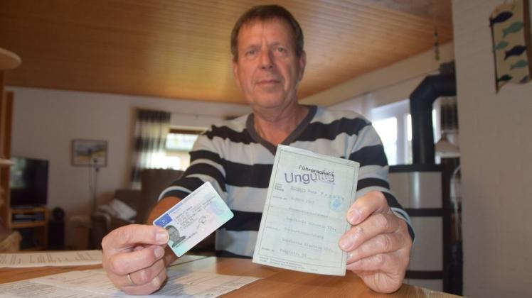 Norbert Feyock (68) aus Damp hat seinen grauen Papierführerschein  von 1971 in nur sechs Wochen in den neuen scheckkartengroßen Führerschein getauscht.
