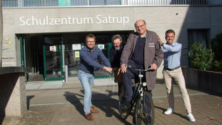 Anschub in den Ruhestand: Günter Grzybeck mit (von links) Jürgen Cordes (Bernstorff-Gymnasium), Burghard Gerling (Schulausschuss) und Maik Schule (Struensee-Gemeinschaftsschule).