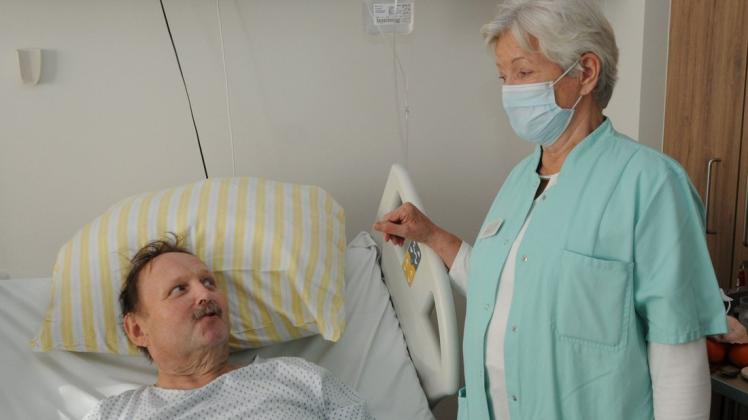 Sigrid Ilchmann besucht Frank Gehmlich am Krankenbett. Die Grüne Dame schenkt dem Patienten aus Sachsen Zeit, der während seines Urlaubs schwer erkrankte.