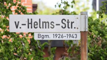 Das Straßenschild informiert den Betrachter lediglich darüber, in welcher Zeit Johannes von Helms Tornescher Bürgermeister war. Eine Stele soll nun ausführlichere Informationen über sein Wirken während der NS-Zeit liefern.