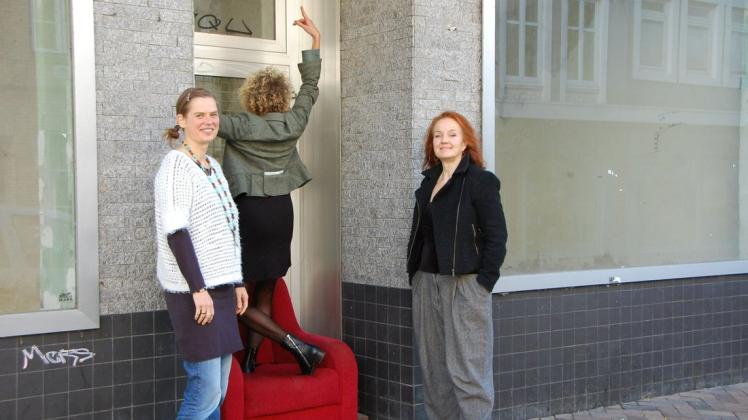 Ein Leerstand, ein verlassener Sessel und drei der Akteurinnen der ZwischenRaumAgentur: Christine Kalis, Susanne Meier und Dany Heck wollen Leben in leere Läden bringen.