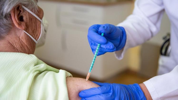 Sowohl beim Hausarzt als auch im Impfzentrum sind Auffrischungsimpfungen möglich.
