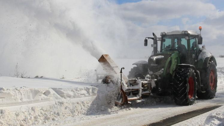 März 2013: Das war der letzte Einsatz der Schneefräse der Wariner Pflanzenbauer in Büschow. Seitdem waren die Schneehöhen in der Wariner Region nicht wieder so hoch gewesen.