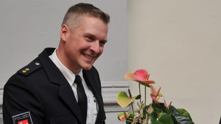 Die Blumen zur Amtseinführung reicht Lars Zengler postwendend an seine Frau Christina weiter.