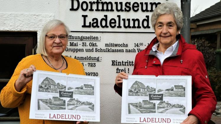 Tolle Arbeit: Renate Christophersen (links) und Frauke Heesch von Team des Ladelunder Dorfmuseums wählten die Kalenderbilder aus.