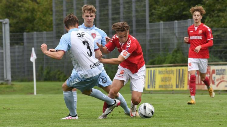 Bendix Gelzer (am Ball), hier im Regionalligaspiel gegen den SC Weiche Flensburg, empfängt mit der U19 des SV Eichede im Pokal Bundesligist Holstein Kiel.