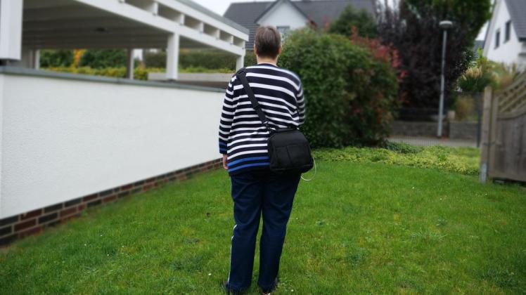 Die Osnabrückerin Maike G. lebt mit einem künstlichen Herzen (VAD). Ihre schwarze Tasche muss sie immer bei sich tragen, denn darin befindet sich der Unterstützungsmotor für ihr Herz. Bleibt sie mit einem Schlauch auch nur irgendwo hängen, bedeutet das sofort Lebensgefahr für sie.
