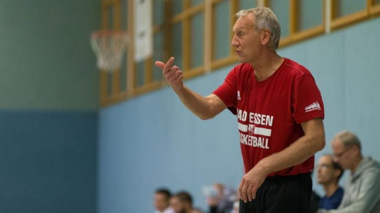 Muss auf einige Leistungsträger verzichten: Volker Hensel, Coach der Bad Essener Basketballherren.