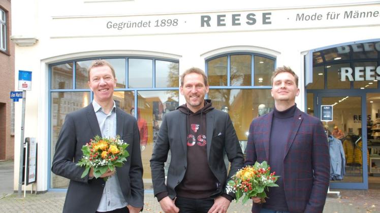 Firmenchef Olaf Reese (Mitte) ist von seinen treuen Mitarbeitern Heiko Paulsen (l.) und Roberto Göttsches begeistert.