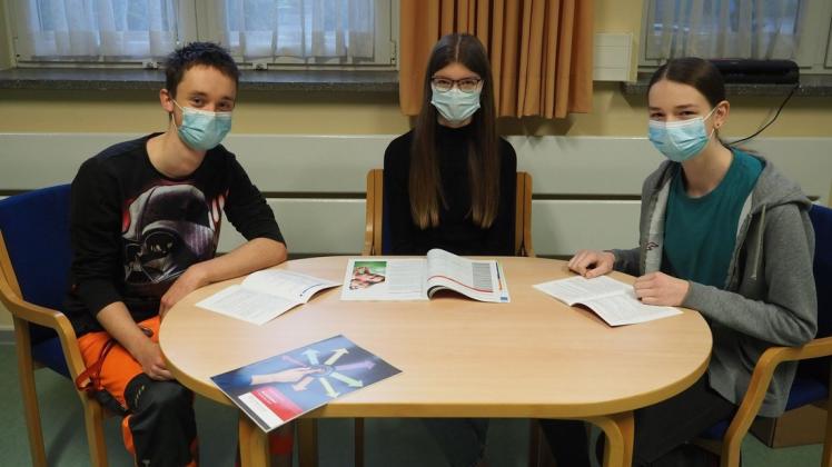 Nur mit Maske: Niklas, Laura und Mara plädieren auch weiterhin für die Mund-Nase-Bedeckung während des Unterrichts. Sie fühlen sich so sicher.
