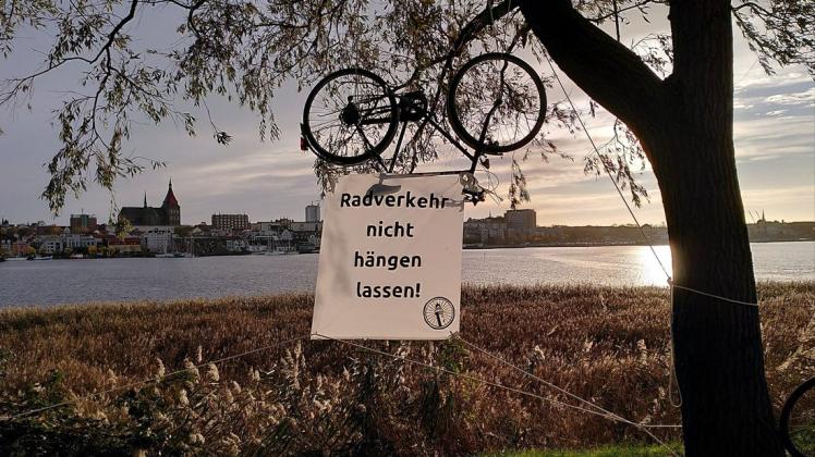 Die Initiative Radentscheid Rostock mahnt ein entschlossenes Handeln an, um das erklärte Ziel der Fahrradstadt Rostock zu erreichen.