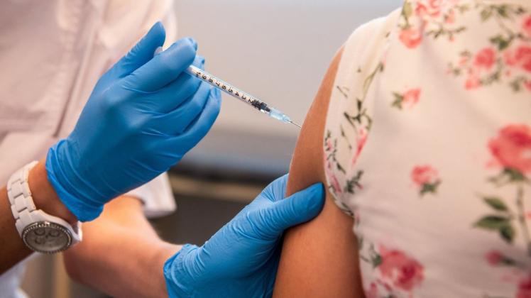 Eine 15-Jährige wird im Impfzentrum geimpft. (Archiv)