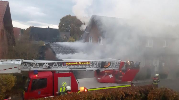 Die Polizei schätzt den durch das Feuer entstandenen Schaden auf etwa 250.000 Euro. Das Haus ist bis auf Weiteres unbewohnbar.