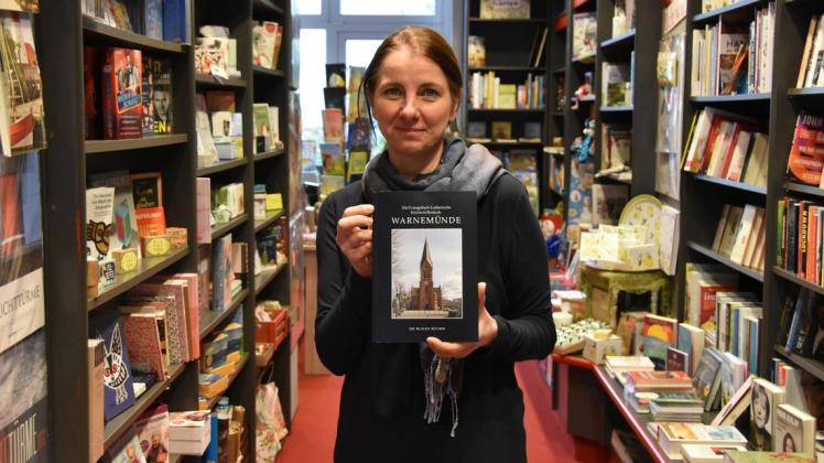 Das neue Buch über die Warnemünder Kirche hält Buchhändlerin Sabine Sandig für eine besondere Empfehlung.