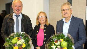 Blumen gab es von Samtgemeindebürgermeisterin Hildegard Schwertmann-Nicolay für Altbürgermeister Norbert Trame (links) und Voltlages neuen Bürgermeister Hermann Dreising.