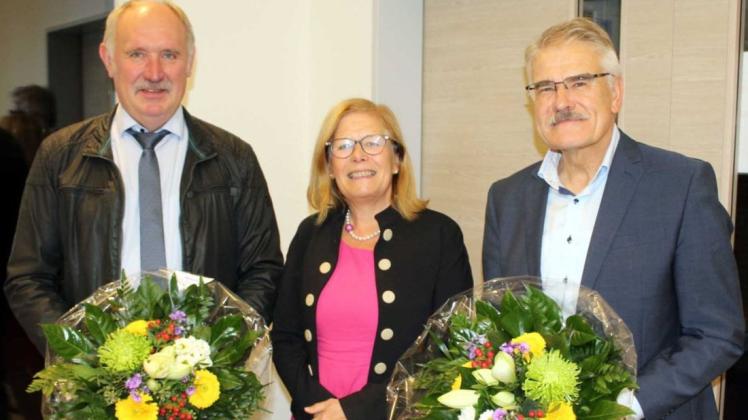 Blumen gab es von Samtgemeindebürgermeisterin Hildegard Schwertmann-Nicolay für Altbürgermeister Norbert Trame (links) und Voltlages neuen Bürgermeister Hermann Dreising.