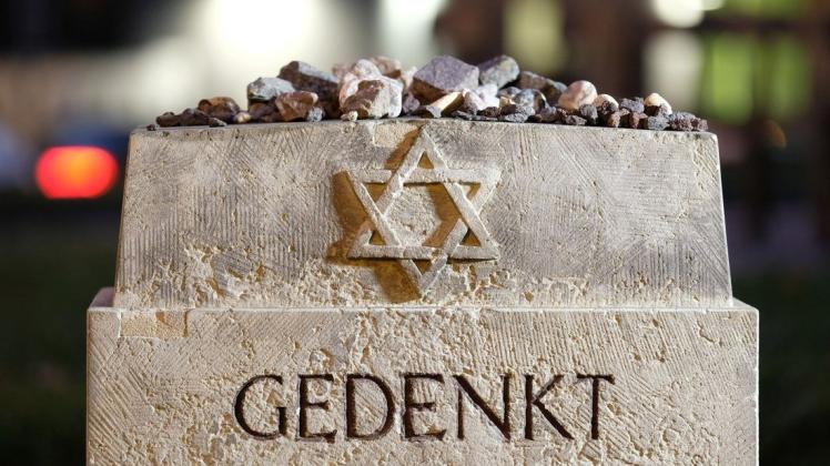 In ganz Deutschland wird am 9. November an die Ereignisse in der Reichspogromnacht 1938 gedacht: Hier vor der Leipziger Synagoge, die während der Novemberpogrome 1938 ebenfalls zerstört wurde.