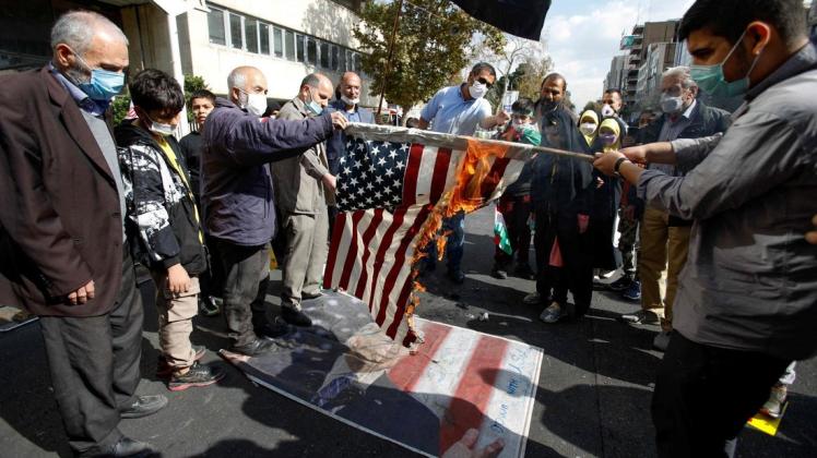 Die ewig gleichen Bilder seit Jahrzehnten: Iraner verbrennen eine US-Flagge. Anlass dafür bot jetzt der 42. Jahrestag der Stürmung der US-Botschaft in Teheran durch iranische Studenten.