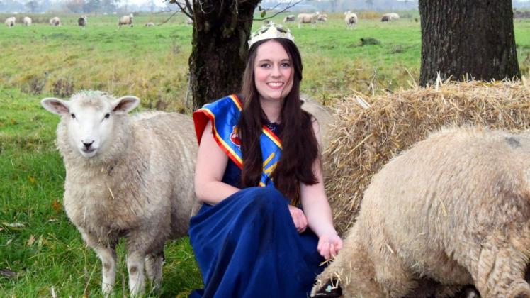 Kennt sich mit Schafen bestens aus: Nordfrieslands Lammkönigin Hanna Dose.