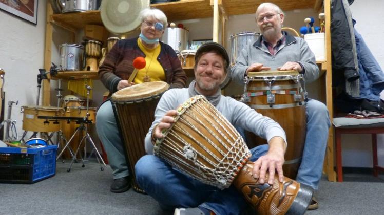 Die „Groovies“ suchen Mit-Musiker Ü-60: Gerda Kohl, Oswald Feix und Samba-Lehrer Thies Thode (vorne) spielen flotte Samba-Rhythmen.