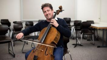 Der Cellist und Komponist Jörg Ulrich Krah ist neuer Leiter der Musik- und Kunstschule Osnabrück.