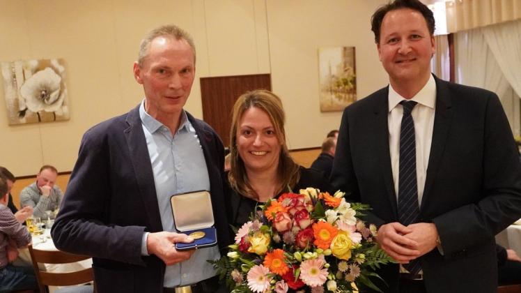 Ehrung: Norbert Hellmich (links) ist seit 30 Jahren im Ortsrat Westerwiede engagiert, die Ratsvorsitzende Carena Wellmeyer war bei der Kommunalwahl nicht erneut angetreten. Bürgermeister Tobias Avermann überreichte die Blumen.