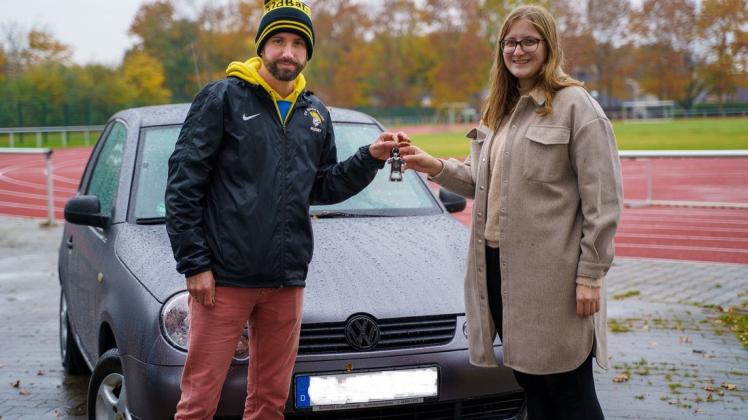 Den Gewinn, einen VW Lupo, übergab Michael Ungermanns an Lora Becker.