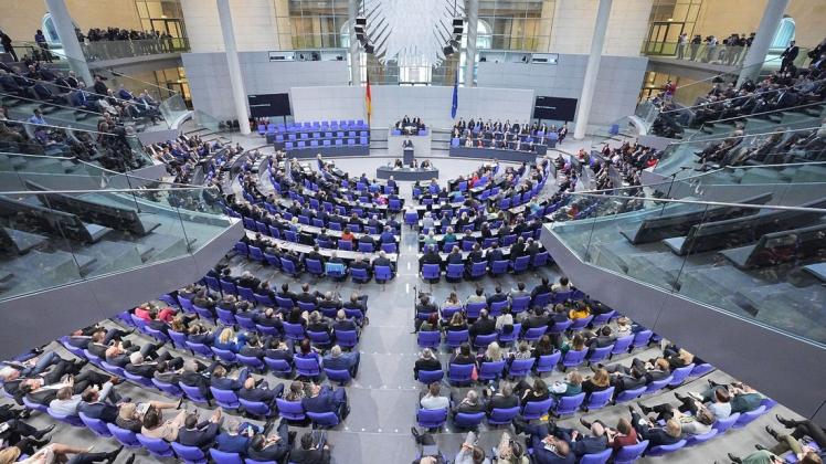 Blick ins Plenum bei der konstituierenden Sitzung des neuen Bundestags. Noch nie zuvor saßen so viele Abgeordnete im neuen Bundestag.