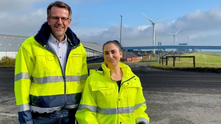 Geschäftsführer Frank Schnabel und Klimaschutz- und Nachhaltigkeitsbeauftragte Lara Skeiker (von links) von Brunsbüttel Ports vor den Windenergieanlagen der Firma.