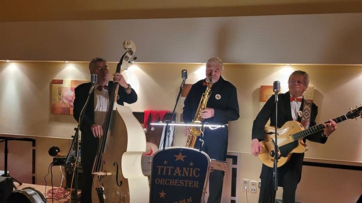 Das Titanic Orchester: Am Kontrabass Reiner Hübler, Norbert Pingel am Saxofon und Lutz Hanold an der Gitarre. Sie präsentierten schwungvolle Musik der 1920er- bis 1960er-Jahre.