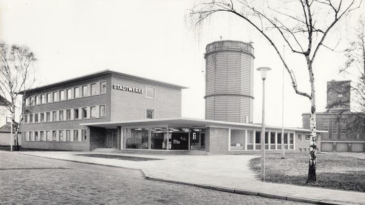 Nur vier Jahre standen sie Seite an Seite: 1967 wurde das neue Verwaltungsgebäude der Stadtwerke Delmenhorst eingeweiht, 1971 der Gasometer abgerissen.