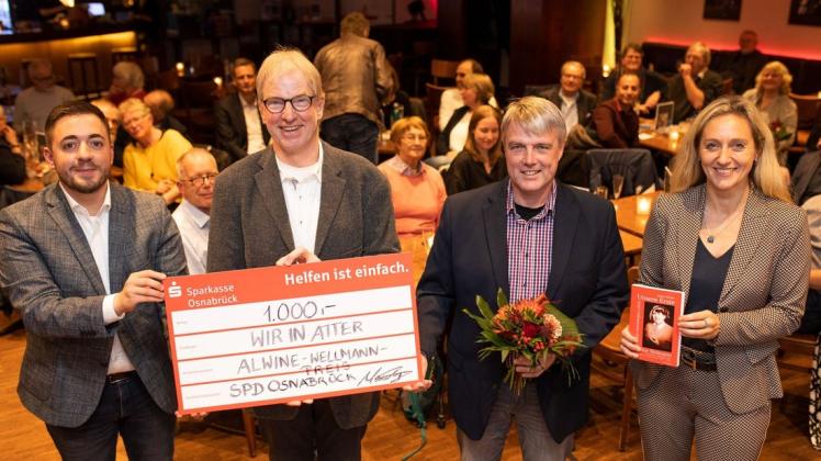 Vorbildliche Stadtteilarbeit: Die Jury-Mitglieder Manuel Gava (links) und Nancy Plaßmann überreichten dem Verein „Wir in Atter“ (vertreten durch Jürgen Lamping, zweiter von links, und Thomas Kater) den Alwine-Wellmann-Preis 2021 der Osnabrücker SPD.