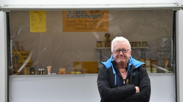 „Ich würde ja gerne wählen, aber ich darf nicht", sagt Andreas Eschenburg aus Leck (Foto vor seinem Stand auf dem Lecker Wochenmarkt, wo er freitags stets zu finden ist). Für den amtlichen Wahlleiter Lars Feddersen stellt sich die Lage ein wenig anders dar.