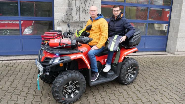 Ein Helfer fürs Gelände. Vor dem Gebäude präsentieren Michael Steffen und Nico Stöter die Fuhrparkerweiterung der Freiwilligen Feuerwehr Georgsmarienhütte.