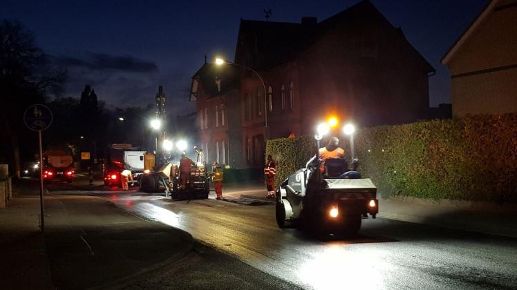 Arbeiter haben am Dienstag auch nach Einbruch der Dunkelheit die Sanierung der Moltkestraße in Barmstedt fortgesetzt.