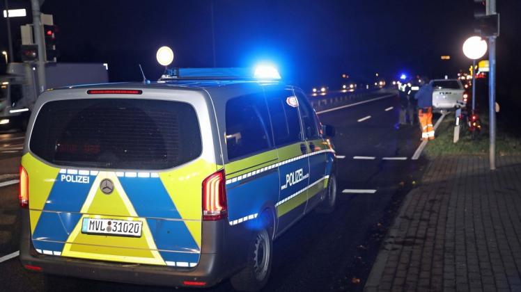Auf der B105 in Sievershagen sind am frühen Freitagmorgen ein Auto und ein Fahrradfahrer zusammengestoßen.