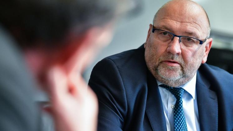 Gesundheitsminister Harry Glawe (CDU) hat Zahlungsaufforderungen über insgesamt 12,2 Millionen Euro an die kreisfreien Städte und Landkreise zurückgenommen.