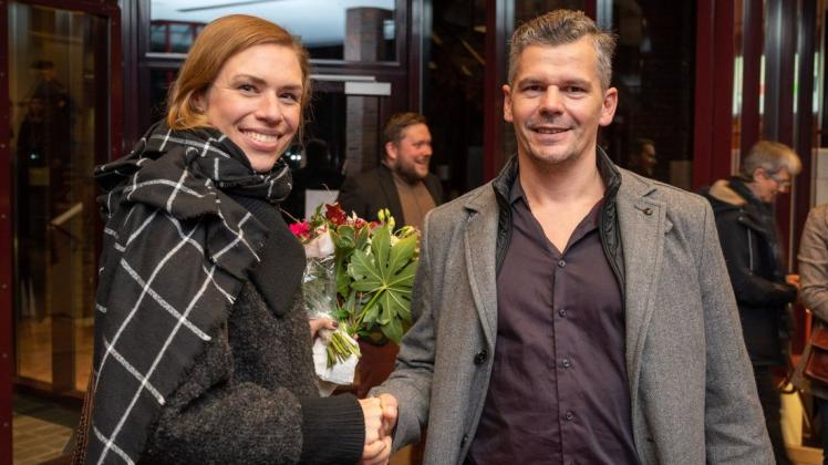 Die Wahlsieger: Claudia Buschmann und Ralf Hoppe im Foyer des Itzehoer Rathauses, wo sie die Bekanntgabe des Wahlergebnisses verfolgt haben.