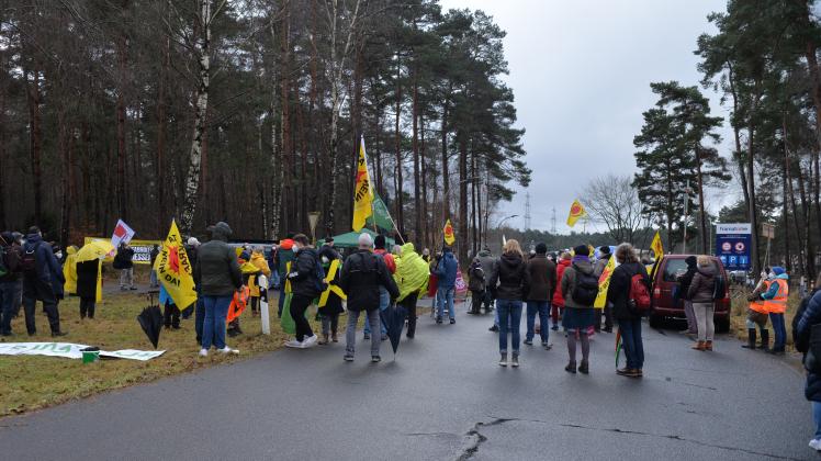 Rund 100 Atomkraftgegner haben am Samstag in Lingen vor ANF demonstriert und die Schließung der Brennelementefabrik gefordert.