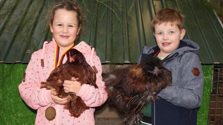 Stolz zeigten Charlotte Wiegmann und Eddie Wiese ihre Hühner, mit denen sie bei der Lokalschau gut abgeschnitten haben.