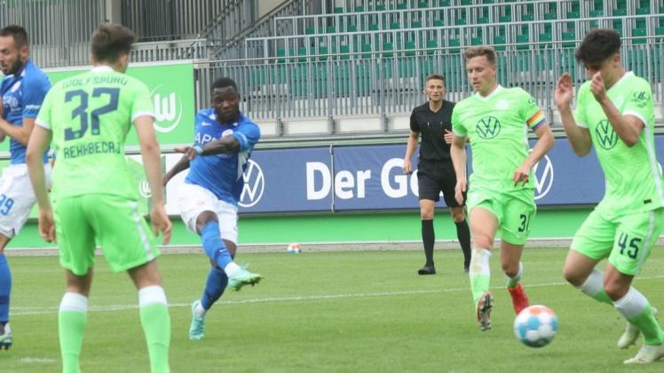 Eine Szene aus dem Spiel im Juli: Streli Mamba schnürte einen Doppelpack beim 3:0-Erfolg des FC Hansa in Wolfsburg. In dieser Szene markierte er das 2:0.