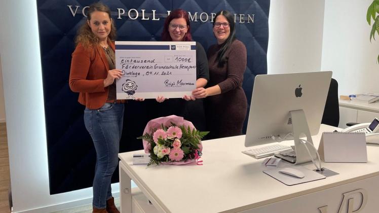 Birgit Moormann überreicht Christine Neumann und Mareike Keur vom Förderverein der Grundschule Hesepe den symbolischen Scheck in Höhe von 1.000 Euro.