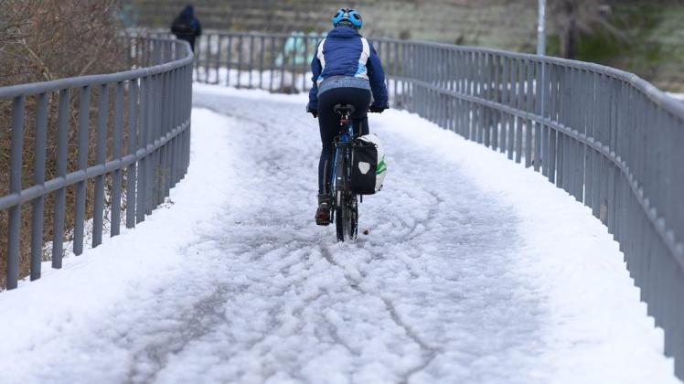 Um Szenen wie diese zu vermeiden, legt der Winterdienst in Hamburg einen besonderen Fokus auf die Radwege der Hansestadt.