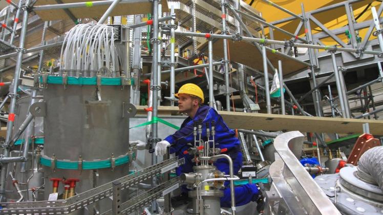 Ein Mitarbeiter des Max-Planck-Instituts für Plasmapyhsik in Greifswald arbeitet an einem Versuchs-Fusionsreaktor.